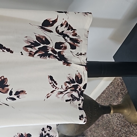 Maurices Off-White Floral Print Short Sleeve Tee NWT - Picture 7 of 11